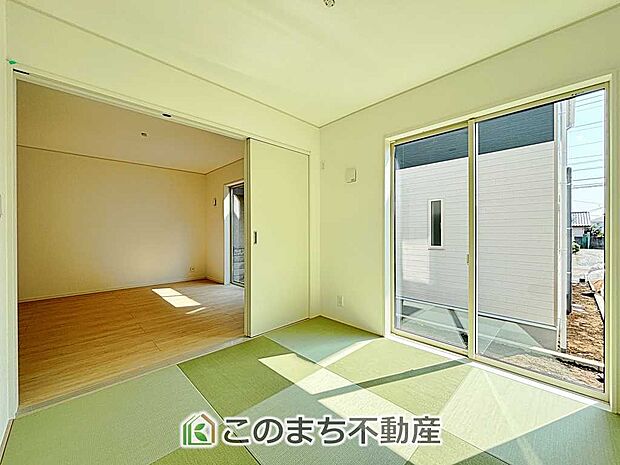 【和室】お子様のお昼寝にも便利な和室です。大きな窓から暖かな日差しが差し込みます♪