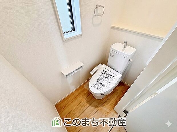 【トイレ】小窓から換気ができて清潔なトイレスペース☆
