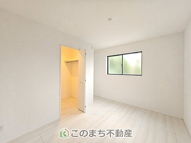 【洋室】南向きで陽当たりの良い洋室♪風通しもよく快適です☆