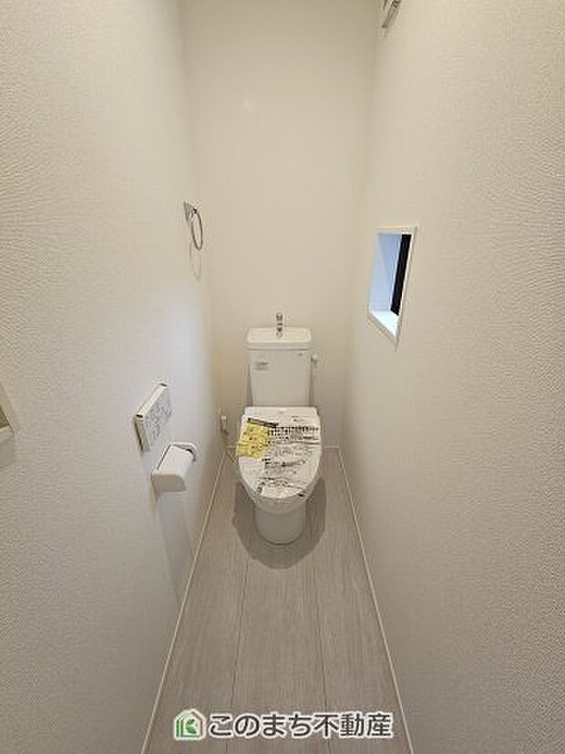 【トイレ】小窓から換気ができて清潔なトイレスペース☆