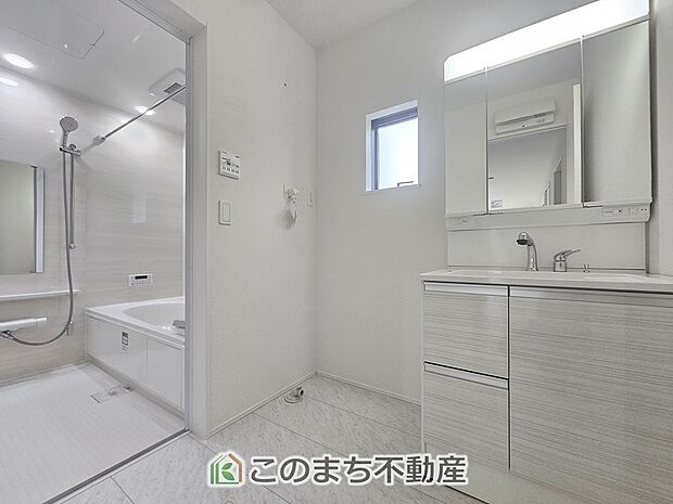 【洗面】同社施工物件の写真です。※建具やフローリング、その他仕様が違う場合がございます。シャンプードレッサーで朝の身支度♪伸びるホースでお掃除も簡単清潔です！