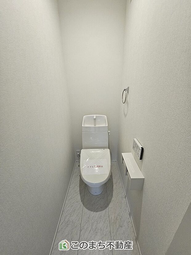 【トイレ】同社施工物件の写真です。※建具やフローリング、その他仕様が違う場合がございます。