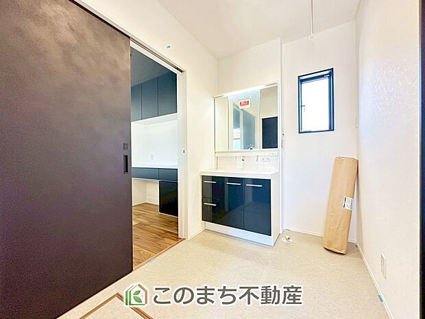 【洗面】脱衣所は広々としておりますので、お子様のお着替えもストレスなくできます！ 雨でも安心！室内物干しも標準装備です♪
