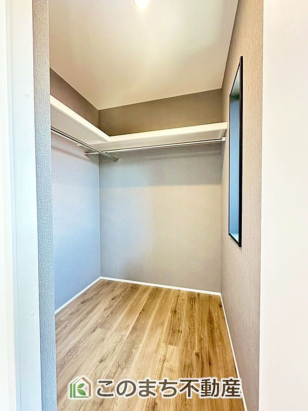 【収納】ウォークインクローゼットで収納もたっぷり確保しています。大型荷物も収納できて便利ですね！ 