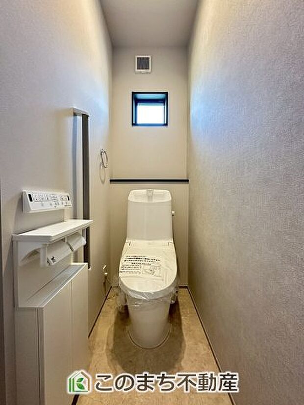 【トイレ】小窓から換気ができて清潔なトイレスペース☆温水洗浄便座搭載です！ 