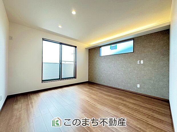 【洋室】広々した安らぎの主寝室。自分時間を満喫する書斎や沢山の物をスッキリ収納できる大型のクローゼットなども魅力の一つですね。