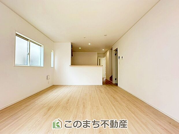 【居間・リビング】時間のゆとりと空間、暖かな陽光がもたらす光と風を独占してください。新しい暮らしが始まります。 