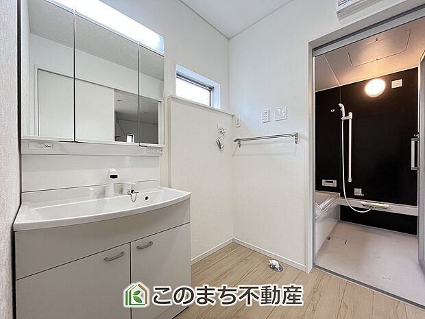 【洗面】シャンプードレッサーで朝の身支度♪伸びるホースでお掃除も簡単清潔です！