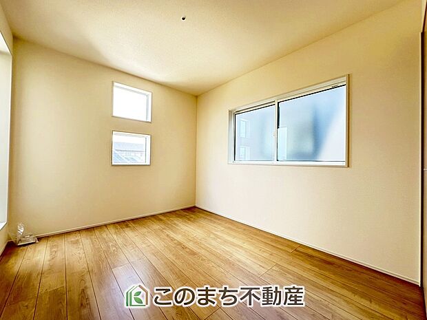 【洋室】柔らかい陽光が差し込む明るいお部屋を演出する設計。彩光の取れる窓が気持ちの良いお部屋を創り上げます。 