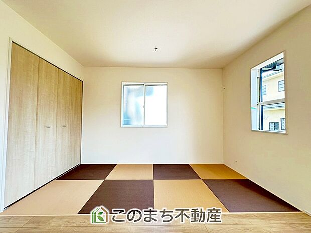 【和室】お子様のお昼寝にも便利な和室です。大きな窓から暖かな日差しが差し込みます♪ 