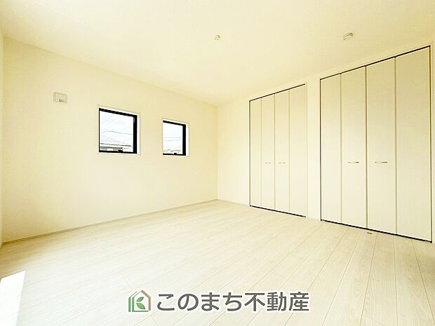 【洋室】柔らかい陽光が差し込む明るいお部屋を演出する設計。彩光の取れる窓が気持ちの良いお部屋を創り上げます。 