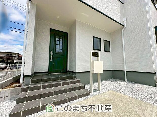 【玄関】玄関周りは家の顔！スタイリッシュな玄関が特徴です！ 