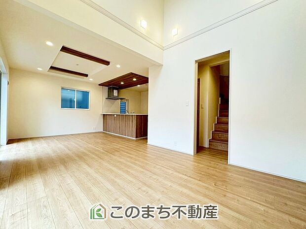 【居間・リビング】時間のゆとりと空間、暖かな陽光がもたらす光と風を独占してください。新しい暮らしが始まります。 