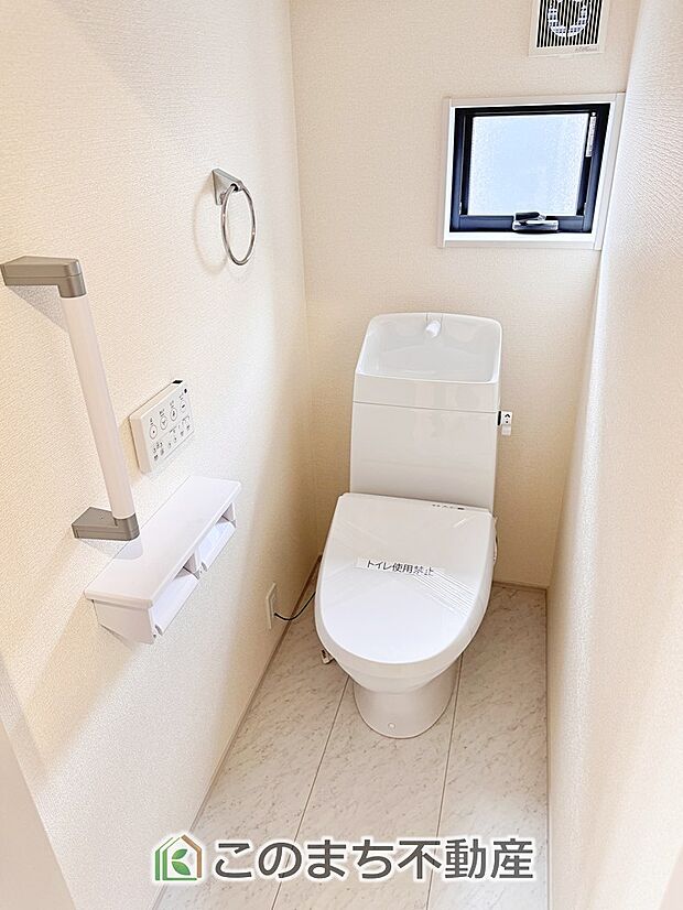 【トイレ】小窓から換気ができて清潔なトイレスペース☆