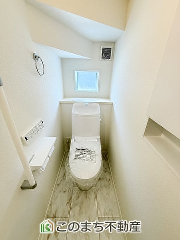 【トイレ】小窓から換気ができて清潔なトイレスペース☆