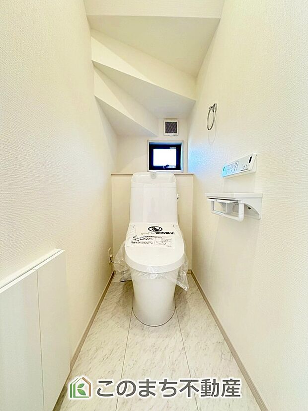 【トイレ】小窓から換気ができて清潔なトイレスペース☆ウォシュレット搭載です！ 