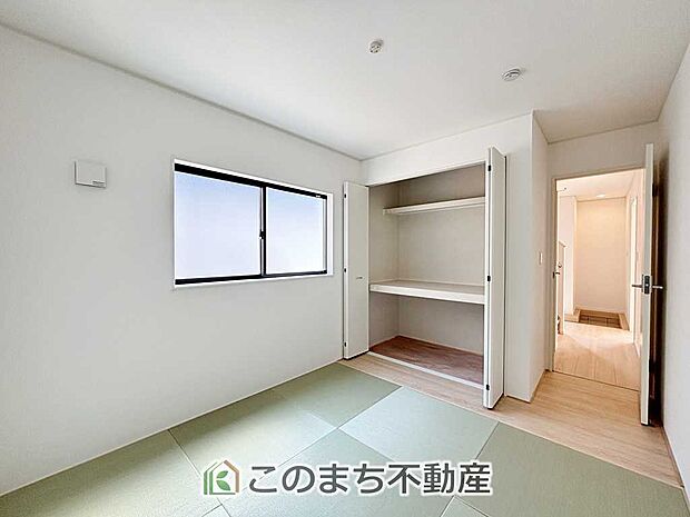 【和室】お子様のお昼寝にも便利な和室です。大きな窓から暖かな日差しが差し込みます♪