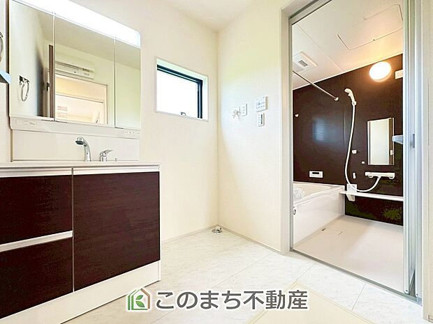 【独立洗面台】脱衣所は広々としておりますので、お子様のお着替えもストレスなくできます!