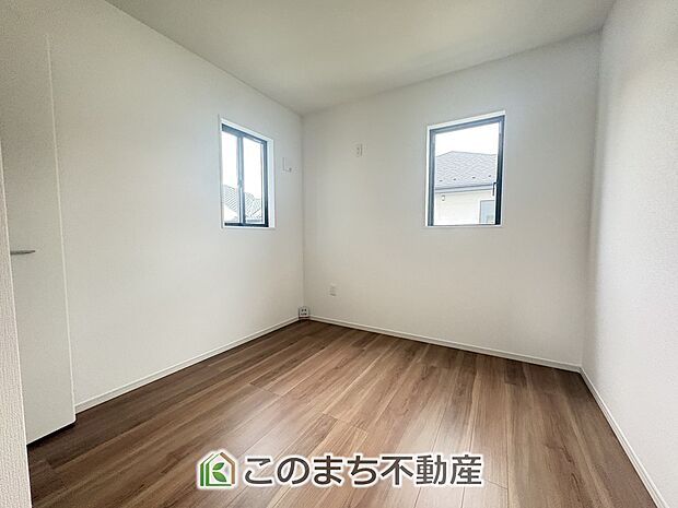 【洋室】お子様のお昼寝にも便利な洋室です。大きな窓から暖かな日差しが差し込みます♪