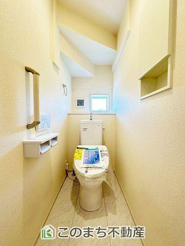 【トイレ】小窓から換気ができて清潔なトイレスペース☆温水洗浄便座搭載です!