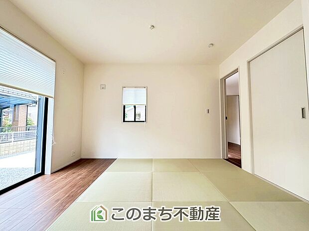 【和室】お子様のお昼寝にも便利な和室です。大きな窓から暖かな日差しが差し込みます♪