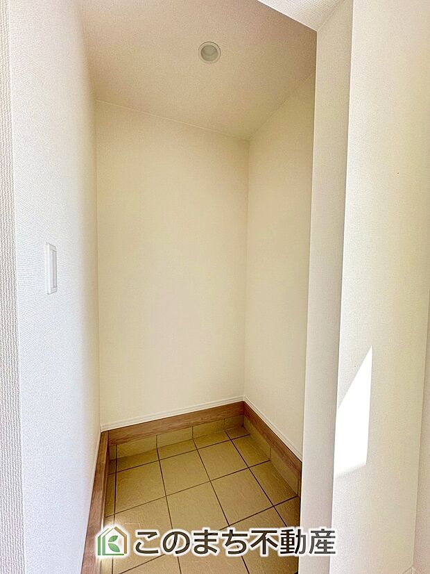【収納】玄関にはシューズボックスはもちろん、大きな荷物も収納出来るシューズクロークもございます♪