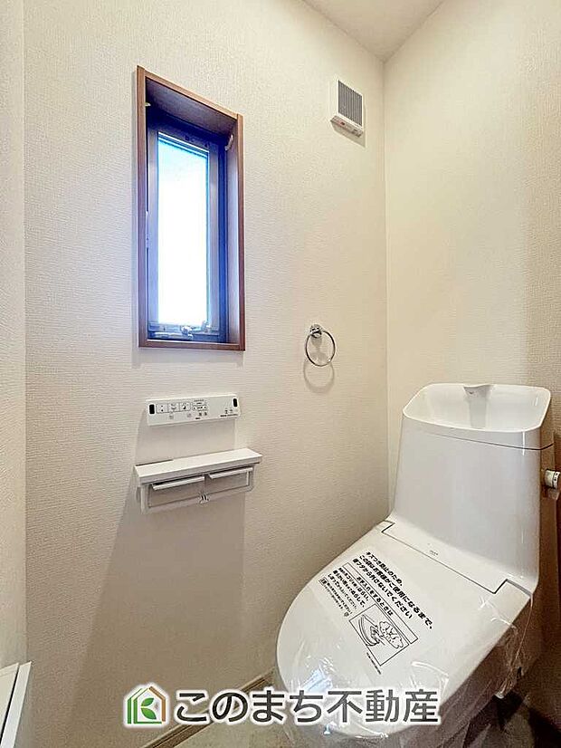 【トイレ】小窓から換気ができて清潔なトイレスペース☆