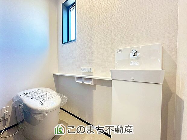 【トイレ】小窓から換気ができて清潔なトイレスペース☆温水洗浄便座搭載です!