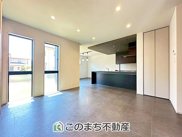 【居間・リビング】オープンでのびやかな空間を生み出す、こだわりの広がりとゆとり。家族と過ごす時間を大切にしたい方にぴったりの明るくゆとりある住空間です。