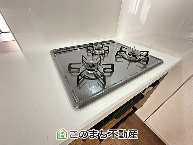 【キッチン】三ツ口コンロ採用で、同時調理もスムーズ◎!お料理を並べられるカウンター付きで、配膳・片付けをサポート!リビングで過ごすご家族とコミュニケーションを楽しみながら作業可能です♪
