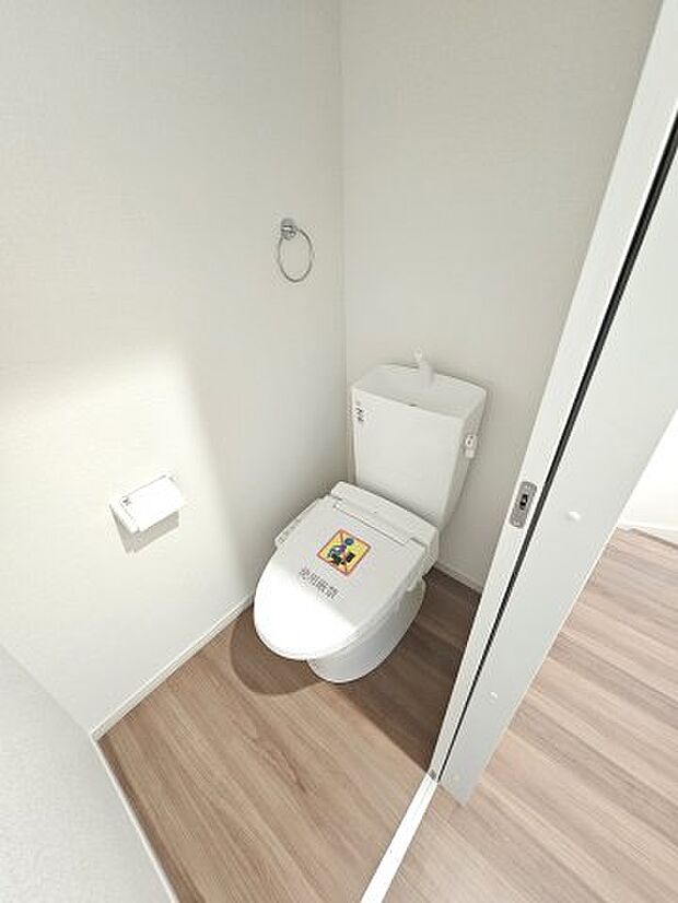 【トイレ】同社施工物件の写真です。※建具やフローリング、その他仕様が違う場合がございます。