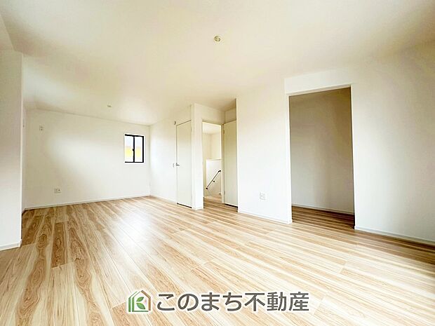 【洋室】洋室はお手入れのしやすいフローリング仕様です。普段はフロアモップなどを使って、簡単にお掃除していただけます◎