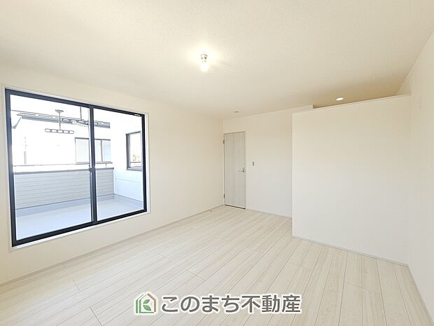 【洋室】南向きで陽当たりの良い洋室♪風通しもよく快適です☆
