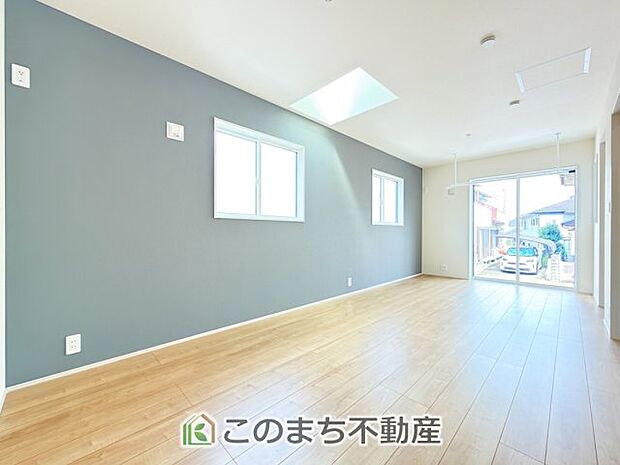【洋室】お子様のお昼寝にも便利な洋室です。大きな窓から暖かな日差しが差し込みます♪
