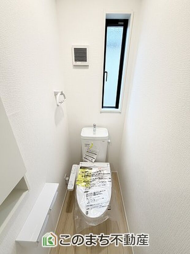 【トイレ】小窓から換気ができて清潔なトイレスペース☆