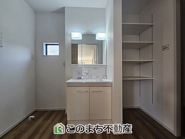 【洗面】同社施工物件の写真です。※建具やフローリング、その他仕様が違う場合がございます。シャンプードレッサーで朝の身支度♪伸びるホースでお掃除も簡単清潔です!