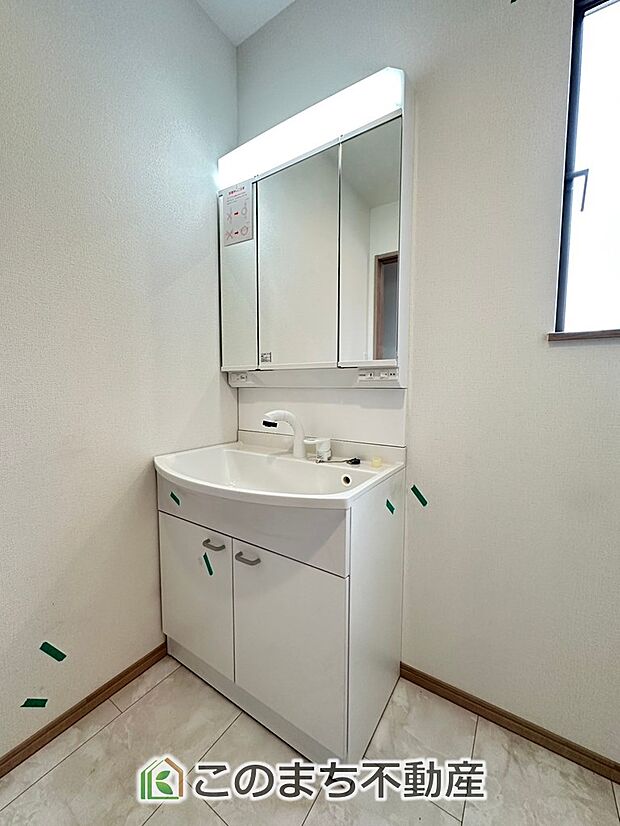 【洗面】同社施工物件の写真です。※建具やフローリング、その他仕様が違う場合がございます。シャンプードレッサーで朝の身支度♪伸びるホースでお掃除も簡単清潔です!