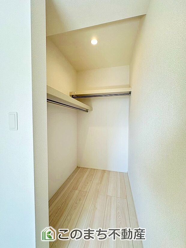 【収納】オープンタイプのウォークインクローゼットで収納もたっぷり確保しています。大型荷物も収納できて便利ですね!