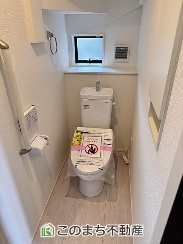 【トイレ】小窓から換気ができて清潔なトイレスペース☆