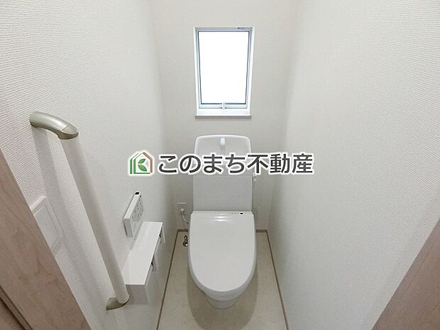 【トイレ】同社施工物件の写真です。※建具やフローリング、その他仕様が違う場合がございます。