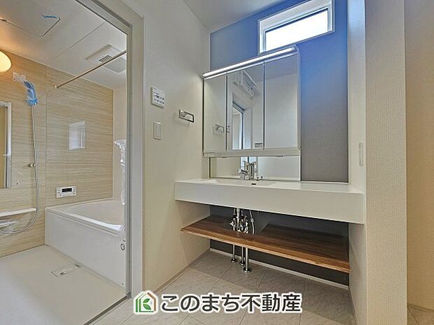 【洗面】同社施工物件の写真です。※建具やフローリング、その他仕様が違う場合がございます。シャンプードレッサーで朝の身支度♪伸びるホースでお掃除も簡単清潔です!