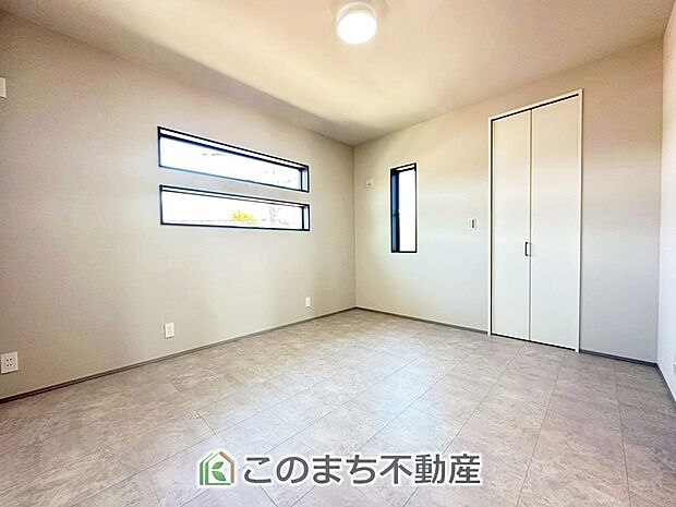 【洋室】採光も確保されたお部屋です。大きいベッドを置いても余裕のあるゆとり空間。