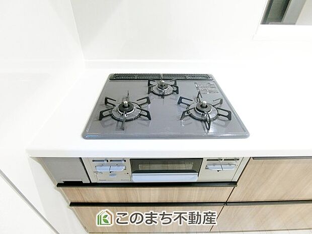 【キッチン】三ツ口コンロ採用で、同時調理もスムーズ◎!お料理を並べられるカウンター付きで、配膳・片付けをサポート!リビングで過ごすご家族とコミュニケーションを楽しみながら作業可能です♪