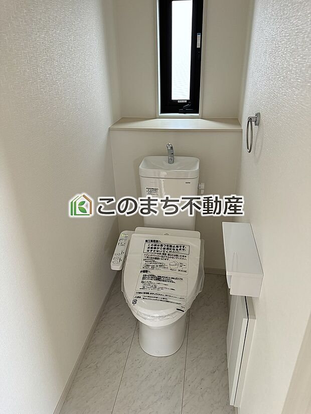 【トイレ】同社施工物件の写真です。※建具やフローリング、その他仕様が違う場合がございます。