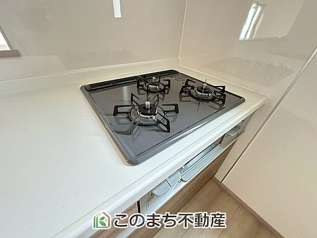 【キッチン】三ツ口コンロ採用で、同時調理もスムーズ◎！お料理を並べられるカウンター付きで、配膳・片付けをサポート！リビングで過ごすご家族とコミュニケーションを楽しみながら作業可能です♪