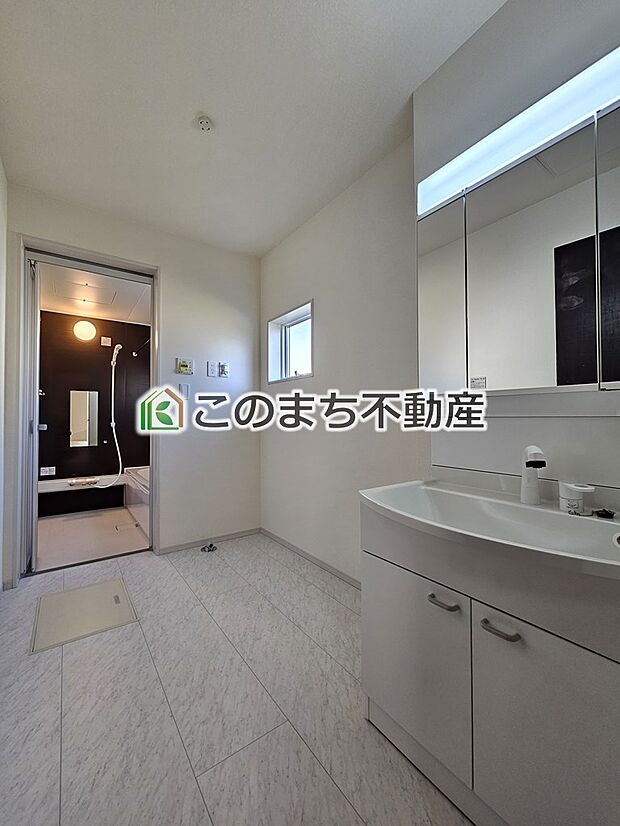 【洗面】同社施工物件の写真です。※建具やフローリング、その他仕様が違う場合がございます。シャンプードレッサーで朝の身支度♪伸びるホースでお掃除も簡単清潔です!