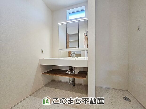 【洗面】同社施工物件の写真です。※建具やフローリング、その他仕様が違う場合がございます。シャンプードレッサーで朝の身支度♪伸びるホースでお掃除も簡単清潔です!