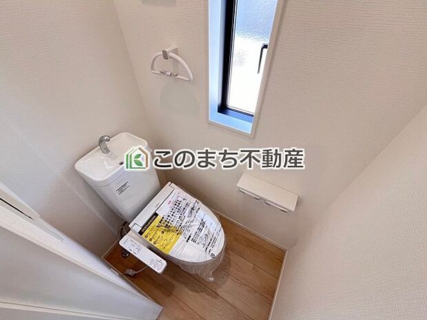 【トイレ】同社施工物件の写真です。※建具やフローリング、その他仕様が違う場合がございます。