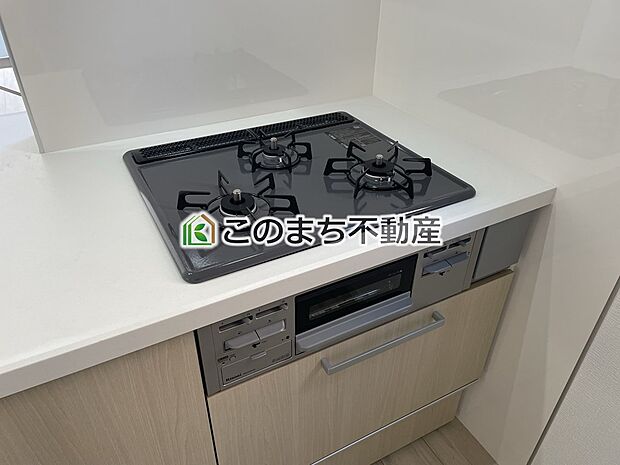 【キッチン】三ツ口コンロ採用で、同時調理もスムーズ◎!お料理を並べられるカウンター付きで、配膳・片付けをサポート!リビングで過ごすご家族とコミュニケーションを楽しみながら作業可能です♪
