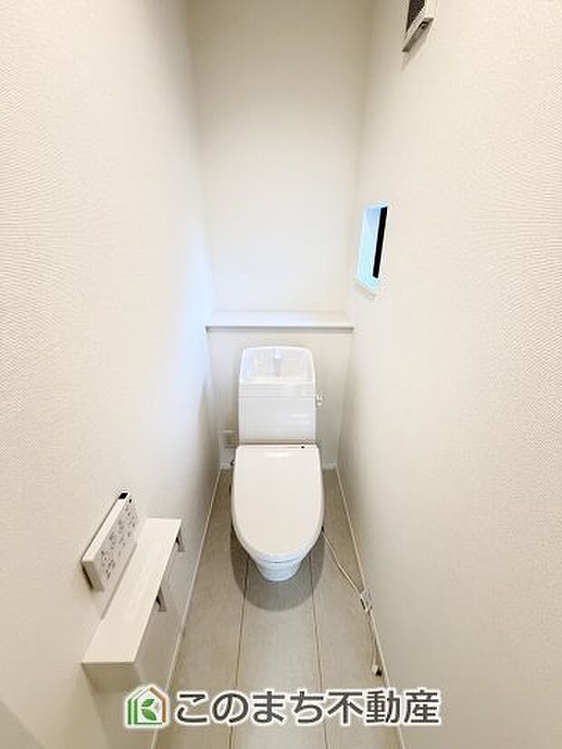 【トイレ】小窓から換気ができて清潔なトイレスペース☆